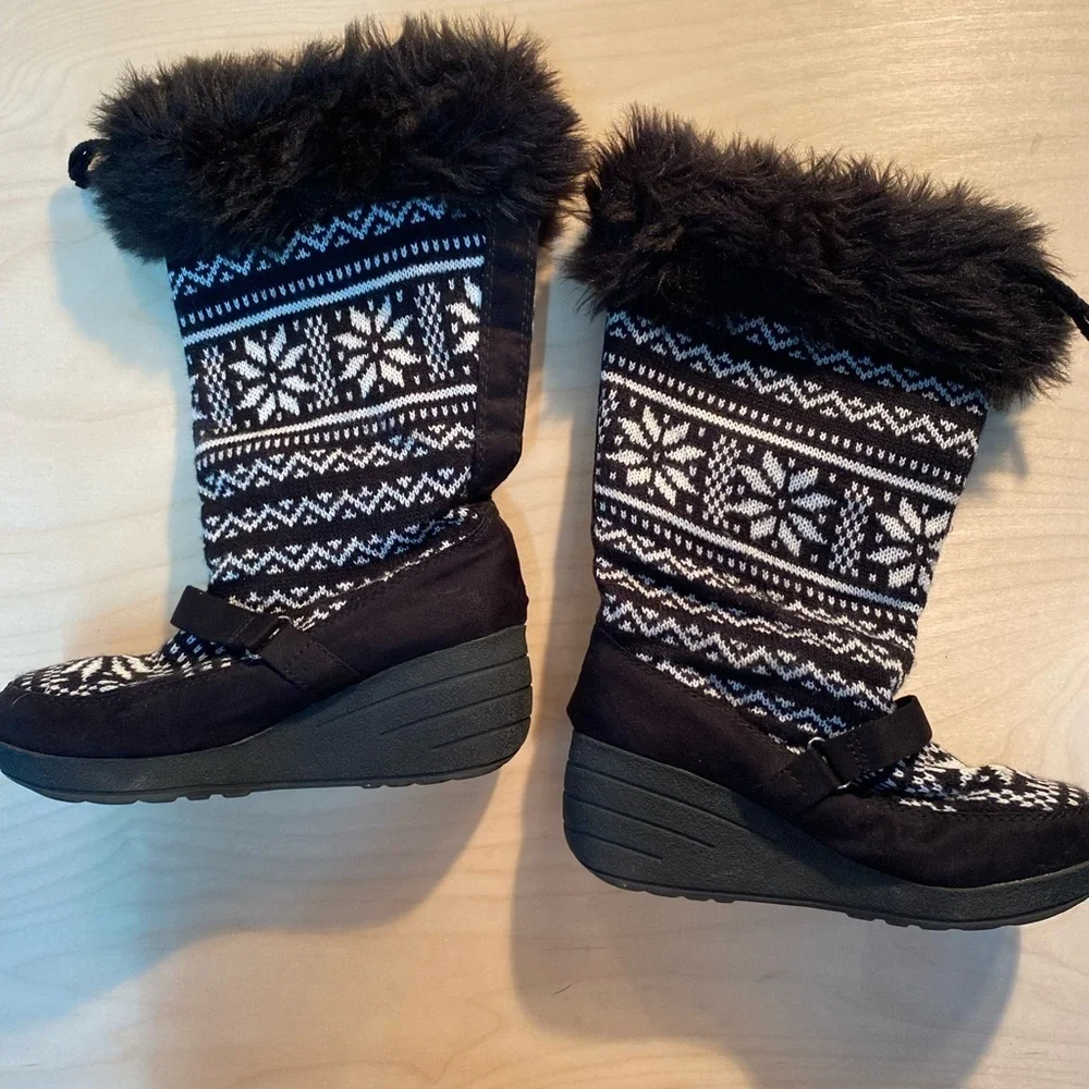 Red Camel Summit Black White Knit Snowflake Wedge Boot size 8M (GO)